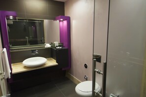 A modern bathroom with a large mirror, a sink, a toilet, and a shower area. - The Leos Residence (Istanbul)