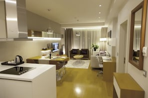 Refrigerador con freezer, horno, placa de cocina, lavavajillas