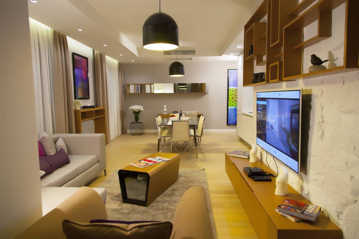 2 bedrooms, premium bedding, minibar, in-room safe