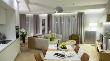 Deluxe Apartment, 1 Bedroom, Kitchen, City View | In-room dining
