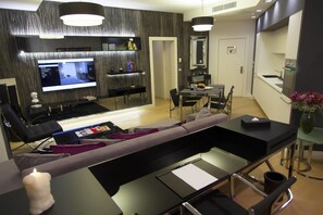 Executive Superior, 1 Bedroom Apartment | Opholdsområde | 42-tommers LED-tv med digitale kanaler, tv, dvd-afspiller
