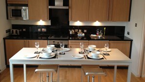 In-room dining - My-Exchange Apartments (Edinburgh)