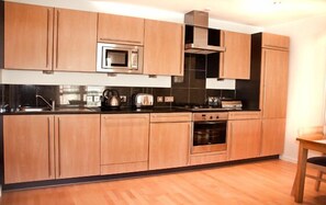 Full-size fridge, microwave, stovetop, dishwasher