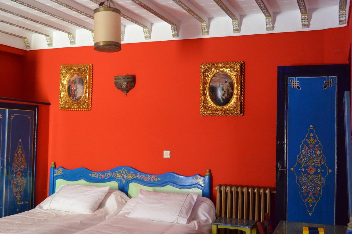 Peralatan tempat tidur premium, meja, langsir/tirai gelap terus 