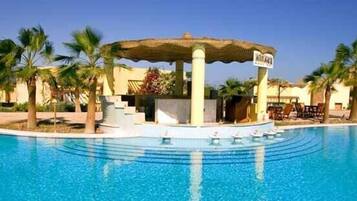 Kolam renang tertutup, kolam renang terbuka bermusim