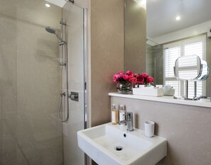 Habitación doble superior | Baño | Artículos de higiene personal gratuitos, secador de pelo y albornoces