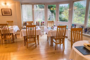 Free daily cooked-to-order breakfast 