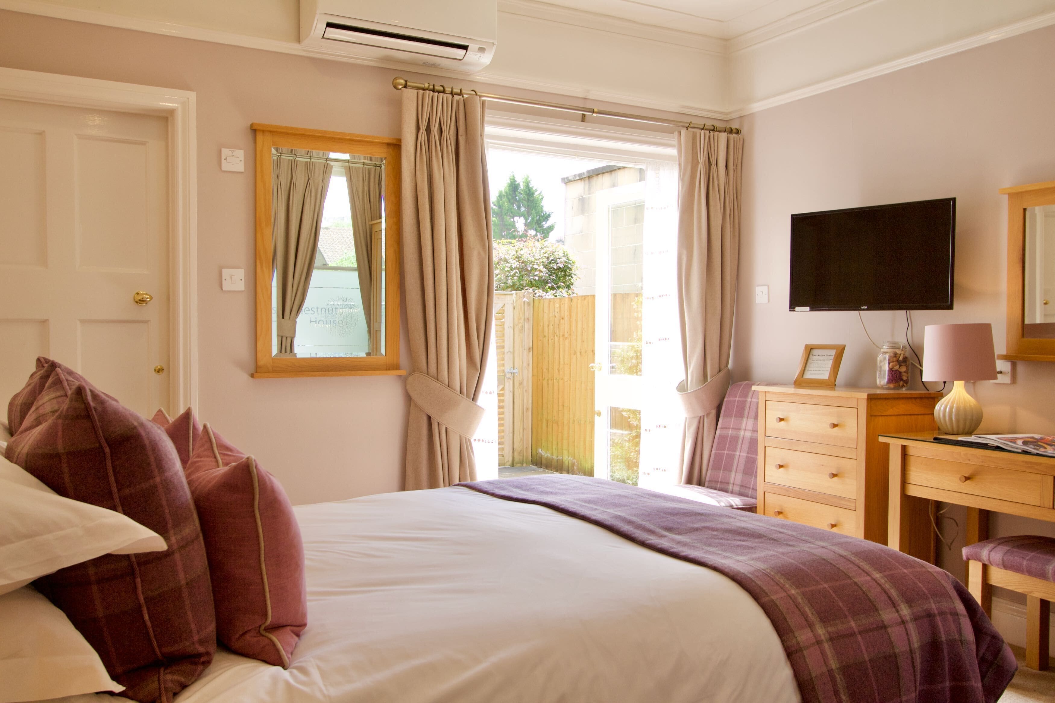 高级双人房 | 埃及棉床单、高档床上用品、Select Comfort 床、办公桌