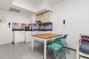 Geladeira, micro-ondas, cooktop, cafeteira/chaleira