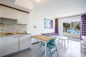 Fridge, microwave, stovetop, coffee/tea maker - Club B by BH Mallorca - Adults Only (Calvia)