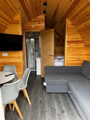 Familien-Ferienhütte | Wohnbereich | Fernseher