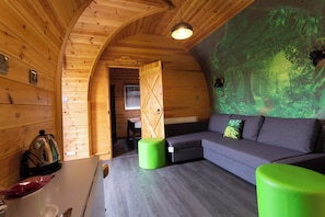 Deluxe huisje | Woonruimte | Televisie