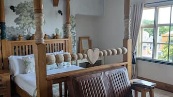 Deluxe Double Room with Bath | Individually decorated, individually furnished, bed sheets