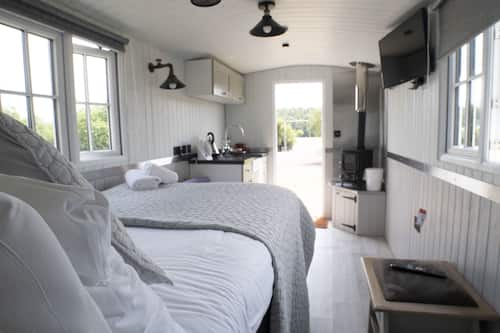 Cabana estàndard, 1 dormitori, amb bany privat, vistes al parc | Decoració individual, mobiliari individual i roba de llit