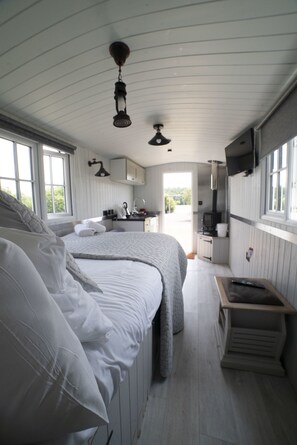 Standaard huisje, 1 slaapkamer, en-suite badkamer, uitzicht op park | Individueel gedecoreerd, individueel gemeubileerd, beddengoed