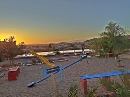 Una piscina al aire libre, tumbonas