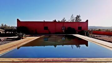 Kolam renang outdoor, dengan kursi berjemur