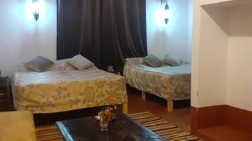 Chambre Familiale, 1 chambre, accessible aux personnes à mobilité réduite, vue montagne | Fer et planche à repasser