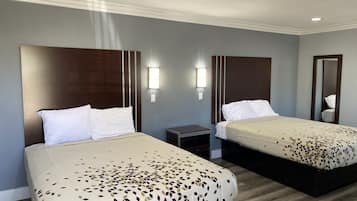 Muebles diferentes, escritorio y espacio para trabajar con laptop