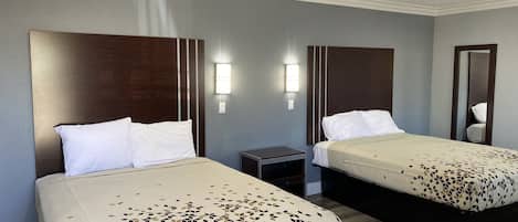 Muebles diferentes, escritorio y espacio para trabajar con laptop