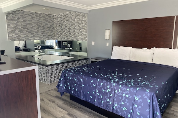 Phòng có thiết kế đặc trưng, 1 giường cỡ king, bồn tắm nước nóng | Trang bị nội thất với thiết kế riêng biệt, bàn