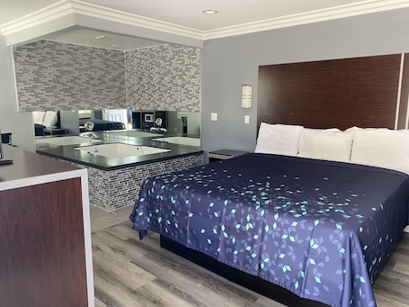 Quarto com design assinado, 1 cama King, banheira de imersão | Individualmente mobiliados, escrivaninha. Regency Motel of Brea