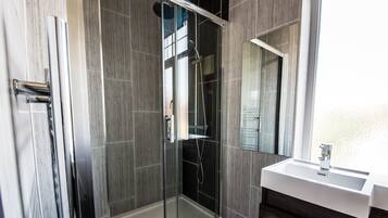 Shower, rainfall showerhead, free toiletries, hair dryer