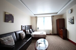 Grand studio | Luxe beddengoed, een bureau, een laptopwerkplek