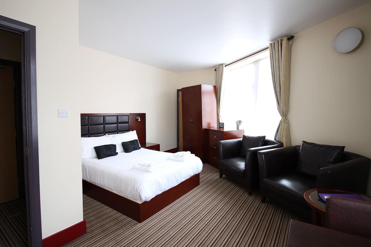 Studio Apartment | Premium bedding, desk, laptop workspace, iron/ironing board