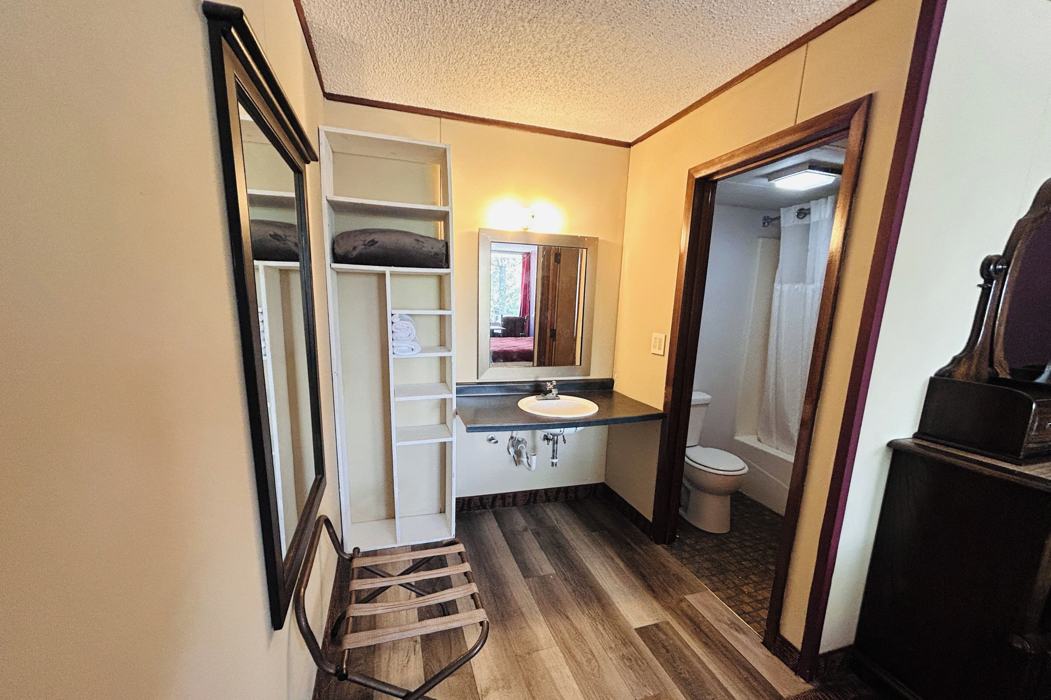 Une petite salle de bain comprenant un lavabo, des toilettes et un miroir au-dessus du lavabo.