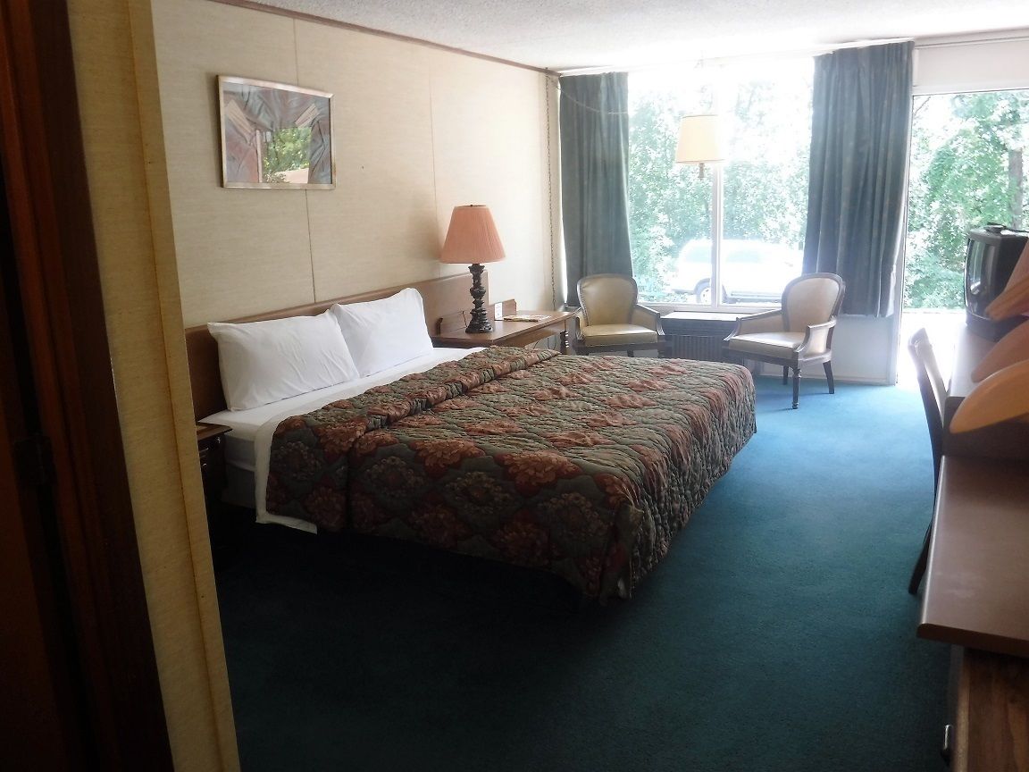Standard Room, 1 King Bed | Desk, blackout curtains, soundproofing, cots/infant beds