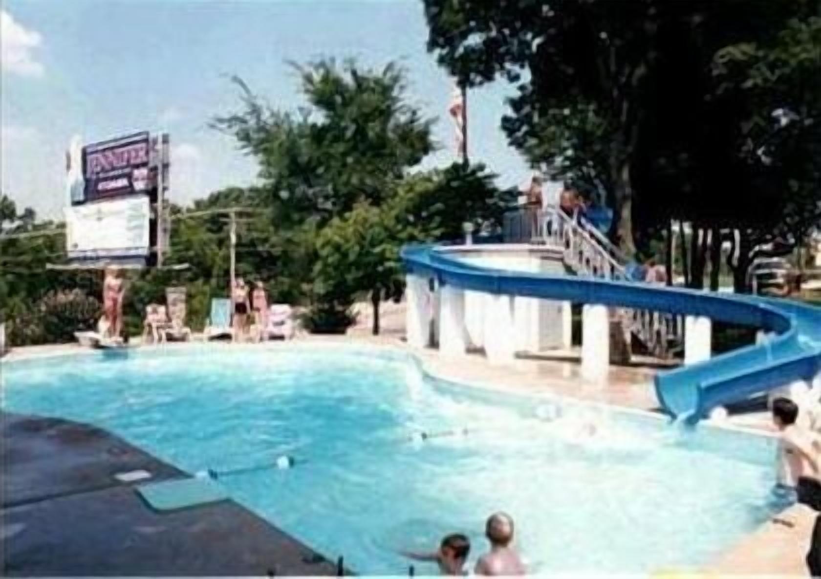 Seasonal outdoor pool, open 8:00 AM to 10:00 PM, pool loungers