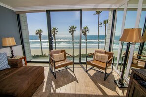 Living area - Capri Beach Accommodations (San Diego)