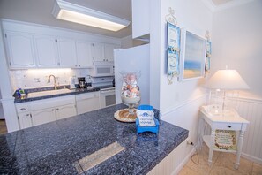 Panoraamahuoneisto, 2 makuuhuonetta, tupakointi kielletty, valtamerinäköala | Yksityinen keittiö | Täysikokoinen jääkaappi, mikroaaltouuni, uuni, liesi