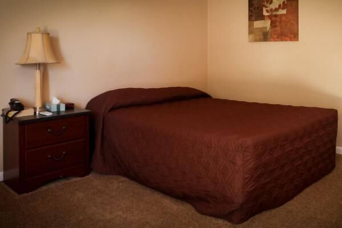 Room, 1 Queen Bed | WiFi (free)