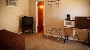 Room, 1 Queen Bed | Room amenity