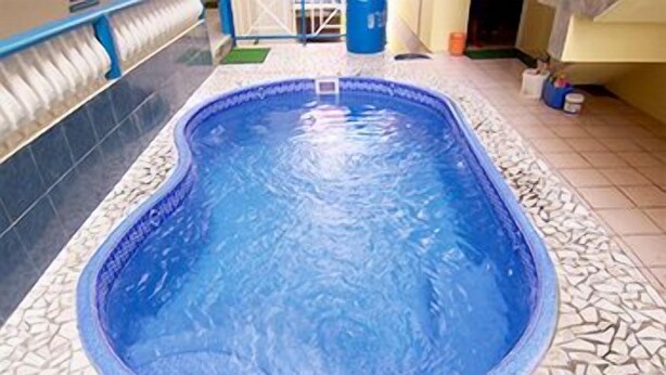 Outdoor pool - Lucy Inn (Portsmouth)
