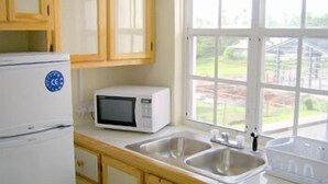 Superior Single Room | Private kitchen | Full-size fridge, microwave, oven, stovetop - Lucy Inn (Portsmouth)