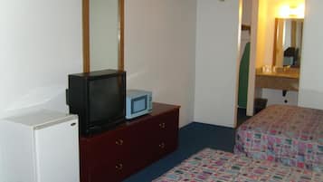 Escritorio, tabla de planchar con plancha, wifi gratis y ropa de cama