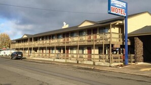 A motel with a two-story structure, a balcony on the second floor, and a sign indicating it is a motel. - Stagecoach Inn (Molalla)