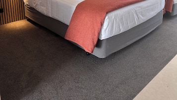 1 Schlafzimmer, Schreibtisch, schallisolierte Zimmer