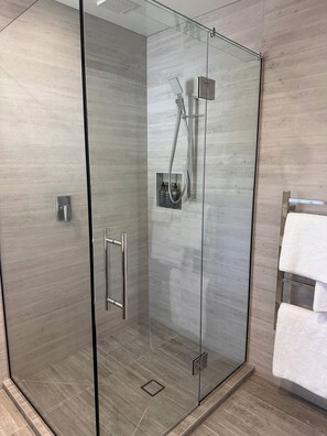 Eco-friendly toiletries, hair dryer, towels - The Lakes Motel Twizel (Twizel)