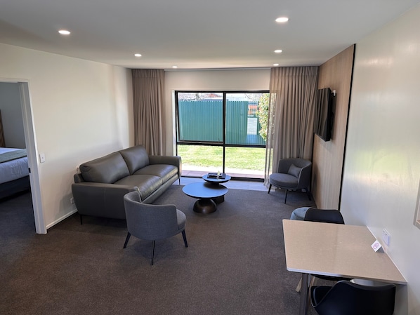 Appartement, 1 chambre | Coin séjour | Télévision à écran plat de 55 pouces avec chaînes par satellite