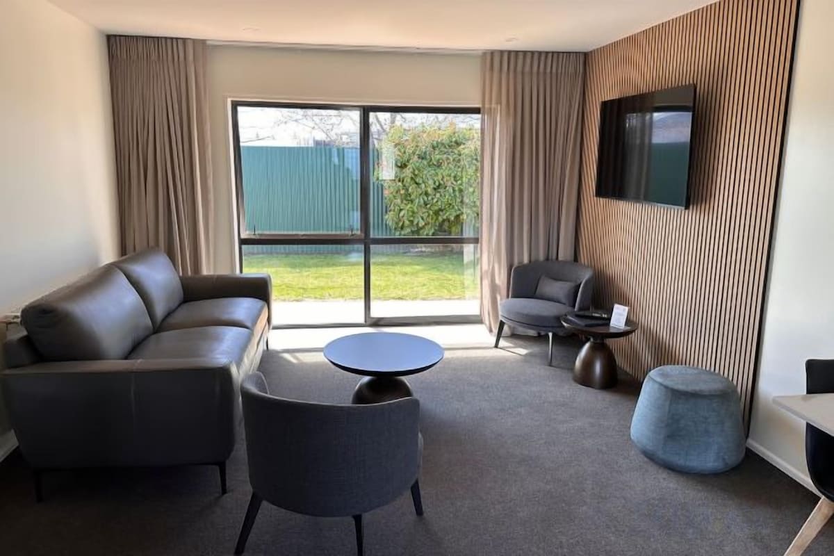 Living area | 55-inch flat-screen TV with satellite channels, TV