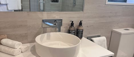 Articles de toilette écologiques, séchoir à cheveux, serviettes fournies