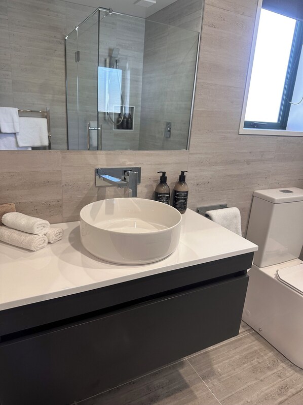Articles de toilette écologiques, sèche-cheveux, serviettes fournies