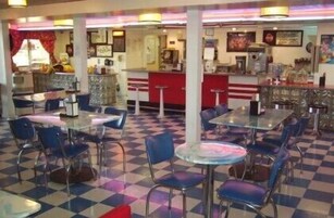 2 restaurants, breakfast, lunch served; American cuisine