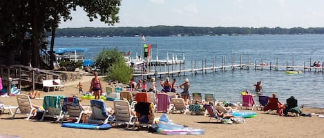 En privat strand, hvidt sand