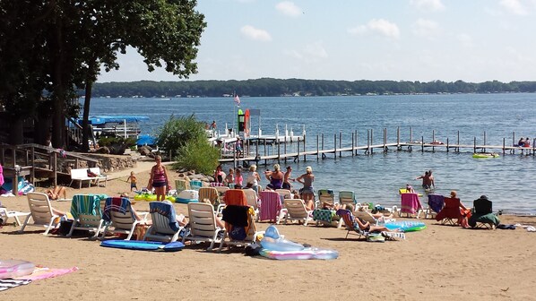 Privatstrand, weißer Sandstrand