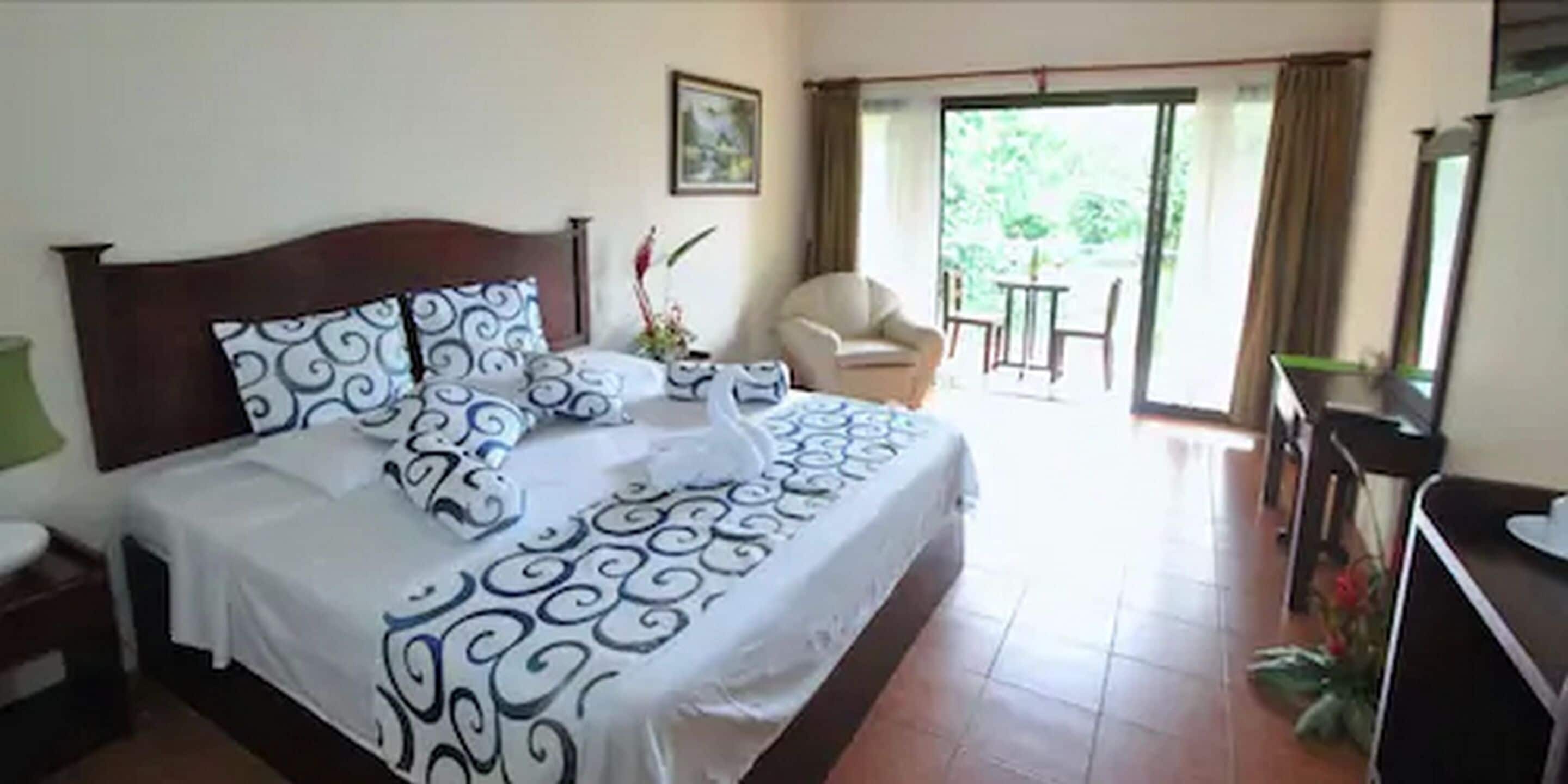 junior suite, 1 king bed | 1 bedroom, in-room safe, free wifi, bed sheets